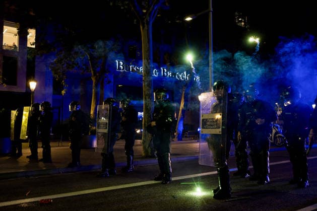 Protests against the housing crisis in Barcelona, Spain - 05 Oct 2026 The riot police known as Mossos are seen during the demonstration. Demonstrations were called in cities all over Spain following the eviction of Mari Carmen, an 87 years woman evicted from her apartment after it was bought by a real estate agency, and the Spanish parliamentís rejection of a decree aimed at strengthening protections for tenants. Barcelona Spain Copyright: xDavidexBonaldox xSOPAxImagesx DBONALDO-2062