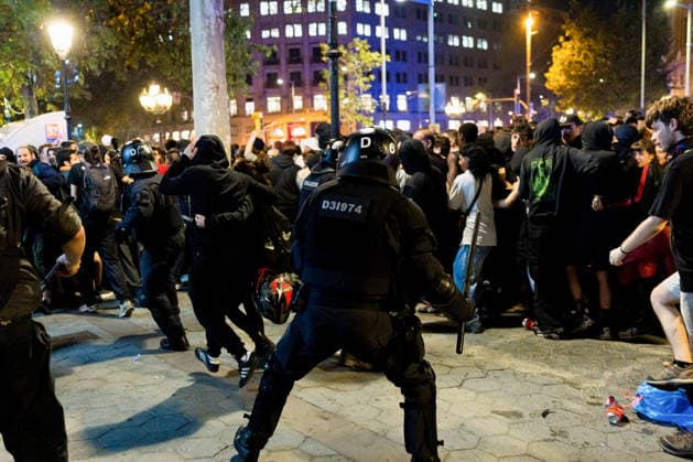 Protests against the housing crisis in Barcelona, Spain - 05 Oct 2026 Riot police are seen charging against the crowd during the demonstration. Demonstrations were called in cities all over Spain following the eviction of Mari Carmen, an 87 years woman evicted from her apartment after it was bought by a real estate agency, and the Spanish parliamentís rejection of a decree aimed at strengthening protections for tenants. Barcelona Spain Copyright: xDavidexBonaldox xSOPAxImagesx DBONALDO-2065