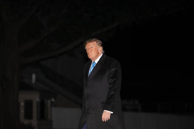 October 5, 2026, Washington, Dc, United States: President DONALD TRUMP walks across the South Lawn after arriving back at the White House aboard Marine One following a trip to Grand Island, Nebraska, where he attended a midterm campaign rally. Washington United States  - ZUMAk206 20261005_znp_k206_031 Copyright: xMattxKaminskyx