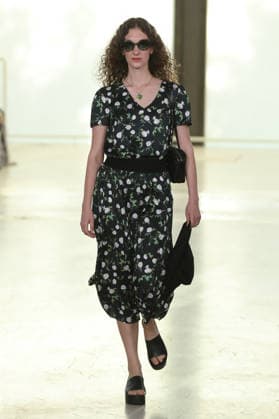 PFW - Agnes B Runway A model walks the runway during the Agnes B Womenswear Spring Summer 2027 show as part of the Paris Fashion Week on October 5, 2026 in Paris, France. Photo by Alain-Gil Gonzalez ABACAPRESS.COM Paris France  Copyright: xGonzalezxAlain-Gil ABACAx