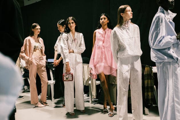 Vetta Akhmadulina, Dhyani Kandagama, Jolana Hojna Paris Fashion Week PAP SS27 Shiatzy Chen 460226 October 5, 2026  Copyright: xJean-BaptistexSoulliatx xStarfacex STAR_460226_001