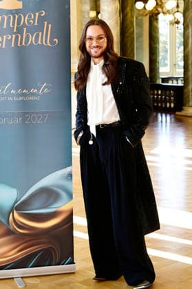 Riccardo Simonetti beim Photocall zum SemperOpernball 2027 unter dem Motto Vivi il momento - Eine Nacht in Elbflorenz im Rundfoyer der Semperoper Dresden. Dresden, 05.10.2026