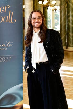 Riccardo Simonetti beim Photocall zum SemperOpernball 2027 unter dem Motto Vivi il momento - Eine Nacht in Elbflorenz im Rundfoyer der Semperoper Dresden. Dresden, 05.10.2026