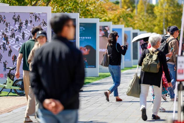 people visit the Busan International Film Festival, South Korea People walk near the Busan Cinema Center, the main venue of the 31st Busan International Film Festival (BIFF), in Busan, South Korea, on October 06, 2026. Busan South Korea  Copyright: xMatrixxImages JungxUi-Chelx