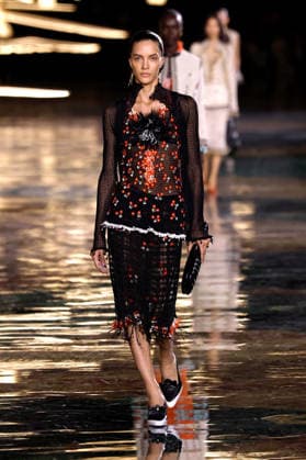 (261006) -- PARIS, Oct. 6, 2026 -- A model presents a creation from the Womenswear Spring Summer 2027 collections by Chanel during the Paris Fashion Week in Paris, France, Oct. 5, 2026. ( Handout via Xinhua) FRANCE-PARIS-FASHION WEEK-CHANEL MeetEurope 