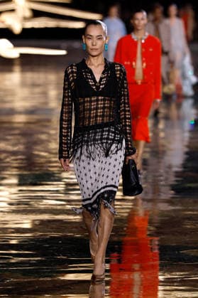 (261006) -- PARIS, Oct. 6, 2026 -- A model presents a creation from the Womenswear Spring Summer 2027 collections by Chanel during the Paris Fashion Week in Paris, France, Oct. 5, 2026. ( Handout via Xinhua) FRANCE-PARIS-FASHION WEEK-CHANEL MeetEurope 