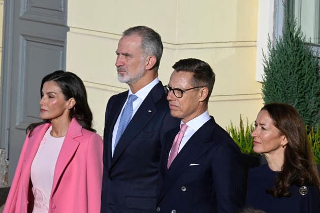 LKS 20261006 King Felipe and Queen Letizia (L) of Spain and President Alexander Stubb of Finland and his wife Suzanne Innes-Stubb (R) during the welcoming ceremony in front of the Presidential Palace in Helsinki, Finland, on October 6, 2026. King Felipe and Queen Letizia are on a two-day state visit to Finland. - MARKKU ULANDER Helsinki Finland  Copyright: xMarkkuxUlanderx W46Z5LXhaRk