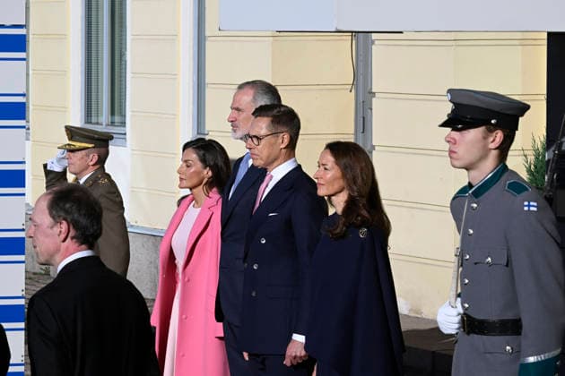 LKS 20261006 King Felipe and Queen Letizia (L) of Spain and President Alexander Stubb of Finland and his wife Suzanne Innes-Stubb (R) during the welcoming ceremony in front of the Presidential Palace in Helsinki, Finland, on October 6, 2026. King Felipe and Queen Letizia are on a two-day state visit to Finland. - MARKKU ULANDER Helsinki Finland  Copyright: xMarkkuxUlanderx XK2VTkduPhA