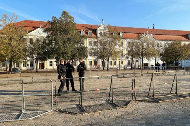 Magdeburg, Sachsen-Anhalt, Deutschland, 06.10.2026: Konstituierende Sitzung des Landtags: Polizei steht am Morgen vor dem Landtagsgebäude. Wegen erwarteter Demos wurden Absperrungen aufgestellt. Copyright: xdtsxNachrichtenagenturx dts_137203