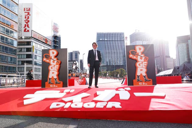Star Tom Cruise poses for photos at the Digger Japan premiere on October 6, 2026, in Tokyo, Japan. Tom Cruise met with enthusiastic fans and signed autographs on the red carpet in the heart of Tokyo s Ginza district.  aflo_353717685