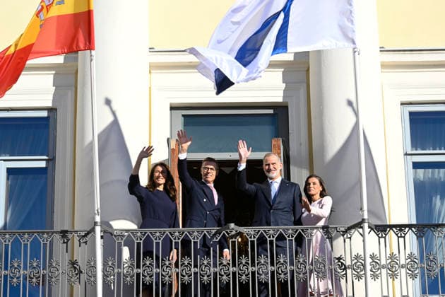 LKS 20261006 King Felipe and Queen Letizia (R) of Spain and President Alexander Stubb of Finland and his wife Suzanne Innes-Stubb (L) during the welcoming ceremony in front of the Presidential Palace in Helsinki, Finland, on October 6, 2026. King Felipe and Queen Letizia are on a two-day state visit to Finland. - MARKKU ULANDER Helsinki Finland  Copyright: xMarkkuxUlanderx QMeIA0uhVoo