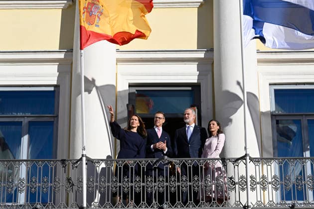 LKS 20261006 King Felipe and Queen Letizia (R) of Spain and President Alexander Stubb of Finland and his wife Suzanne Innes-Stubb (L) during the welcoming ceremony in front of the Presidential Palace in Helsinki, Finland, on October 6, 2026. King Felipe and Queen Letizia are on a two-day state visit to Finland. - MARKKU ULANDER Helsinki Finland  Copyright: xMarkkuxUlanderx qviLMM8PwD4