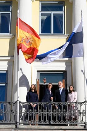 LKS 20261006 King Felipe and Queen Letizia (R) of Spain and President Alexander Stubb of Finland and his wife Suzanne Innes-Stubb (L) during the welcoming ceremony in front of the Presidential Palace in Helsinki, Finland, on October 6, 2026. King Felipe and Queen Letizia are on a two-day state visit to Finland. - MARKKU ULANDER Helsinki Finland  Copyright: xMarkkuxUlanderx FJXEZbiOO2g