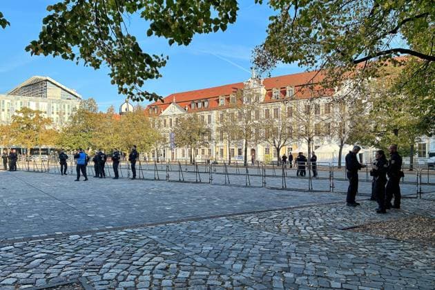Magdeburg, Sachsen-Anhalt, Deutschland, 06.10.2026: Konstituierende Sitzung des Landtags: Polizei steht am Morgen vor dem Landtagsgebäude. Wegen erwarteter Demos wurden Absperrungen aufgestellt. Copyright: xdtsxNachrichtenagenturx dts_137208