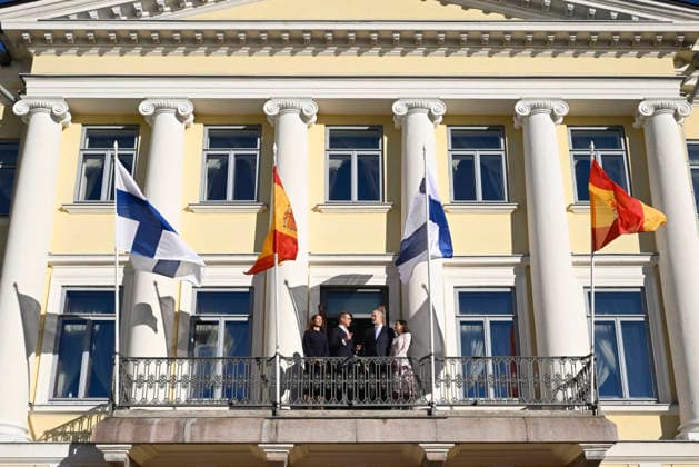 LKS 20261006 King Felipe and Queen Letizia (R) of Spain and President Alexander Stubb of Finland and his wife Suzanne Innes-Stubb (L) during the welcoming ceremony in front of the Presidential Palace in Helsinki, Finland, on October 6, 2026. King Felipe and Queen Letizia are on a two-day state visit to Finland. - MARKKU ULANDER Helsinki Finland  Copyright: xMarkkuxUlanderx nbXL-LWRkXc