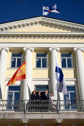 LKS 20261006 King Felipe and Queen Letizia (R) of Spain and President Alexander Stubb of Finland and his wife Suzanne Innes-Stubb (L) during the welcoming ceremony in front of the Presidential Palace in Helsinki, Finland, on October 6, 2026. King Felipe and Queen Letizia are on a two-day state visit to Finland. - MARKKU ULANDER Helsinki Finland  Copyright: xMarkkuxUlanderx QoUlhexxClM