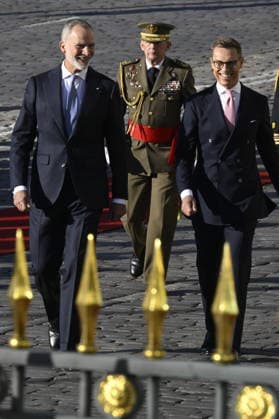 LKS 20261006 King Felipe of Spain (L) and President Alexander Stubb (R) of Finland during the welcoming ceremony in front of the Presidential Palace in Helsinki, Finland, on October 6, 2026. King Felipe and Queen Letizia are on a two-day state visit to Finland. - MARKKU ULANDER Helsinki Finland  Copyright: xMarkkuxUlanderx diKdeDnGRiU