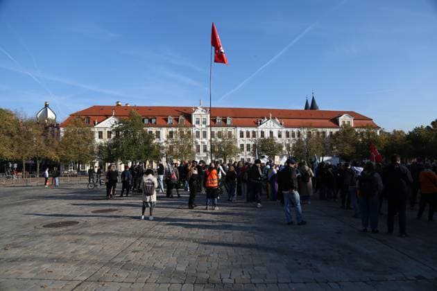 Magdeburg, Sachsen-Anhalt, Deutschland, 06.10.2026: Konstituierende Sitzung des Landtags: Auf dem Domplatz stehen Demonstranten vor dem Landtag, die gegen die AfD protestieren wollen. Darunter ein Mann mit einer Antifa-Fahne. Copyright: xdtsxNachrichtenagenturx dts_137212