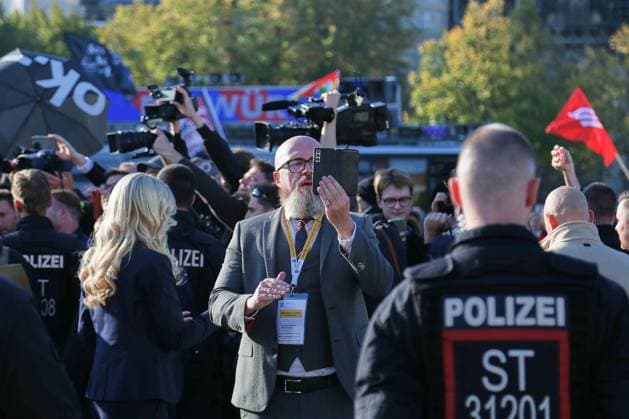 Magdeburg, Sachsen-Anhalt, Deutschland, 06.10.2026: Konstituierende Sitzung des Landtags: Der AfD-Politiker Hans-Thomas Tillschneider steht auf dem Domplatz vor Demonstranten. Copyright: xdtsxNachrichtenagenturx dts_137213