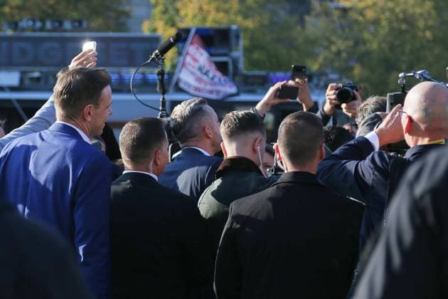 Magdeburg, Sachsen-Anhalt, Deutschland, 06.10.2026: Konstituierende Sitzung des Landtags: Der AfD-Politiker Ulrich Siegmund stellt sich vor die Demonstranten auf dem Domplatz. Copyright: xdtsxNachrichtenagenturx dts_137214