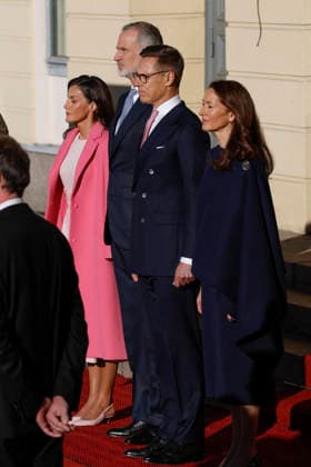 King Felipe VI (2L) and Queen Letizia (L), Finnish President Alexander Stubb (2R) and his wife, Suzanne Innes-Stubb (R) upon their arrival at the Presidential Palace for the welcome ceremony as part of the Spanish king and queen s state visit to Finland in Helsinki, Finland, 06 October 2026. Spanish King and Queen visit Finland !ACHTUNG: NUR REDAKTIONELLE NUTZUNG!  Copyright: xJ.J.xGuillénx GRAF710 20261006-55021600026_1