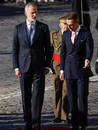King of Spain Felipe VI (L) and and Finnish President Alexander Stubb (R) upon their arrival at the Presidential Palace for the welcome ceremony as part of the Spanish king and queen s state visit to Finland in Helsinki, Finland, 06 October 2026. Spanish King and Queen visit Finland !ACHTUNG: NUR REDAKTIONELLE NUTZUNG!  Copyright: xJ.J.xGuillénx GRAF709 20261006-55021600043_1