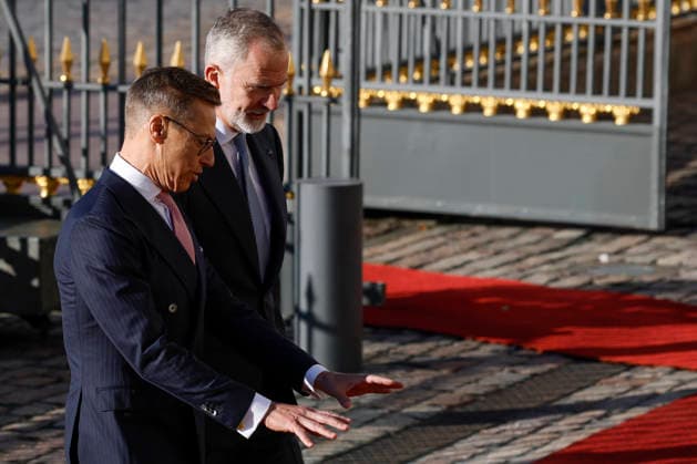 King of Spain Felipe VI (R) and and Finnish President Alexander Stubb (L) upon their arrival at the Presidential Palace for the welcome ceremony as part of the Spanish king and queen s state visit to Finland in Helsinki, Finland, 06 October 2026. Spanish King and Queen visit Finland !ACHTUNG: NUR REDAKTIONELLE NUTZUNG!  Copyright: xJ.J.xGuillénx GRAF718 20261006-55021600050_1