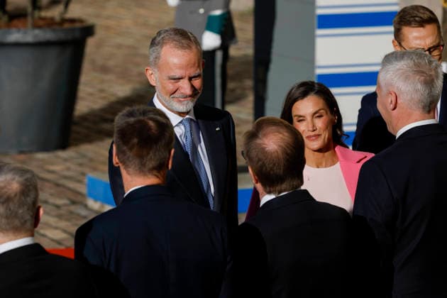 King and queen of Spain Felipe VI (L) and Letizia (R), upon their arrival at the Presidential Palace for the welcome ceremony as part of the Spanish king and queen s state visit to Finland in Helsinki, Finland, 06 October 2026. Spanish King and Queen visit Finland !ACHTUNG: NUR REDAKTIONELLE NUTZUNG!  Copyright: xJ.J.xGuillénx GRAF701 20261006-55021600069_1