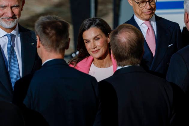 King and queen of Spain Felipe VI (L) and Letizia (C), upon their arrival at the Presidential Palace for the welcome ceremony as part of the Spanish king and queen s state visit to Finland in Helsinki, Finland, 06 October 2026. Spanish King and Queen visit Finland !ACHTUNG: NUR REDAKTIONELLE NUTZUNG!  Copyright: xJ.J.xGuillénx GRAF702 20261006-55021600072_1