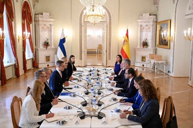 LKS 20261006 King Felipe (R) of Spain and President Alexander Stubb of Finland (L) and their delegations sit for a meeing at the Presidential Palace in Helsinki, Finland, on October 6, 2026. King Felipe and Queen Letizia are on a two-day state visit to Finland. - MARKKU ULANDER Helsinki Finland  Copyright: xMarkkuxUlanderx _lkDpeC4Gis