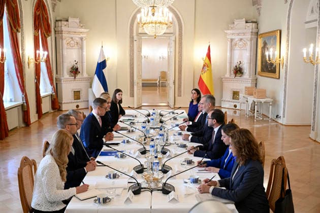 LKS 20261006 King Felipe (R) of Spain and President Alexander Stubb of Finland (L) and their delegations sit for a meeing at the Presidential Palace in Helsinki, Finland, on October 6, 2026. King Felipe and Queen Letizia are on a two-day state visit to Finland. - MARKKU ULANDER Helsinki Finland  Copyright: xMarkkuxUlanderx KR9VkF9PZ_Q