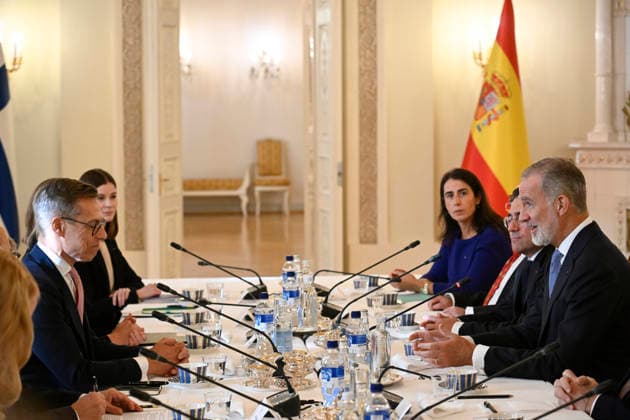 LKS 20261006 King Felipe (R) of Spain and President Alexander Stubb of Finland (L) and their delegations sit for a meeing at the Presidential Palace in Helsinki, Finland, on October 6, 2026. King Felipe and Queen Letizia are on a two-day state visit to Finland. - MARKKU ULANDER Helsinki Finland  Copyright: xMarkkuxUlanderx q6kU3dmchhk