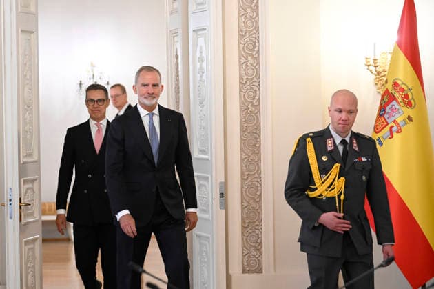 LKS 20261006 King Felipe (R) of Spain and President Alexander Stubb of Finland (L) arrive for their delegations meeting at the Presidential Palace in Helsinki, Finland, on October 6, 2026. King Felipe and Queen Letizia are on a two-day state visit to Finland. - MARKKU ULANDER Helsinki Finland  Copyright: xMarkkuxUlanderx QRjmGWfvY8o