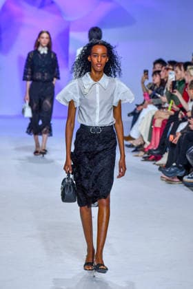 PFW - Shiatzy Chen Runway A model walks the runway during the Shiatzy Chen Womenswear Spring Summer 2027 show as part of Paris Fashion Week on October 05, 2026 in Paris, France. Photo by Shootpix ABACAPRESS.COM Paris France  Copyright: xShootpix ABACAx
