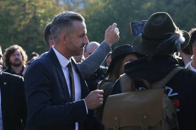 Magdeburg, Sachsen-Anhalt, Deutschland, 06.10.2026: Konstituierende Sitzung des Landtags: Der AfD-Politiker Ulrich Siegmund geht in die Nähe zu Demonstranten auf dem Domplatz und gibt Interviews. Copyright: xdtsxNachrichtenagenturx dts_137216
