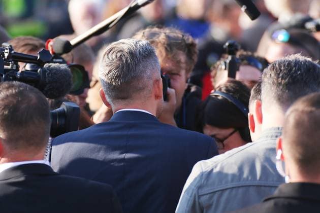 Magdeburg, Sachsen-Anhalt, Deutschland, 06.10.2026: Konstituierende Sitzung des Landtags: Der AfD-Politiker Ulrich Siegmund geht in die Nähe zu Demonstranten auf dem Domplatz und gibt Interviews. Copyright: xdtsxNachrichtenagenturx dts_137218