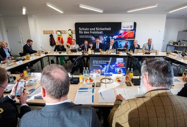 THÜRINGER LANDESREGIERUNG TRITT ERSTMALS ZUM SICHERHEITSKABINETT ZUSAMMEN ** NUR FÜR REDAKTIONELLE ZWECKE ** EDITORIAL USE ONLY **<p>06 10 2026-Erfurt: Die Thüringer Landesregierung kommt im Gefahrenabwehrzentrum Süd in Erfurt erstmals zu einem Sicherheitskabinett zusammen. Gemeinsam mit Vertretern der Sicherheitsbehörden und der Bundeswehr berät das Kabinett über den Schutz vor hybriden Bedrohungen, Cyberangriffen und Drohnen sowie über Krisenvorsorge und den Operationsplan Deutschland. Ministerpräsident Mario Voigt, Innenminister Georg Maier und Finanzministerin Katja Wolf informieren anschließend über die Ergebnisse. ( Deutschland Thueringen Erfurt Copyright: SaschaxFromm