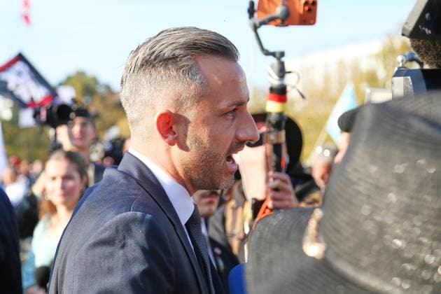 Magdeburg, Sachsen-Anhalt, Deutschland, 06.10.2026: Konstituierende Sitzung des Landtags: Der AfD-Politiker Ulrich Siegmund geht in die Nähe zu Demonstranten auf dem Domplatz und gibt Interviews. Copyright: xdtsxNachrichtenagenturx dts_137221