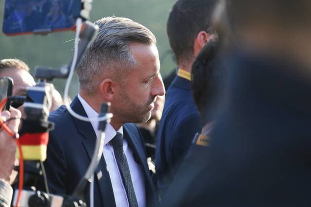Magdeburg, Sachsen-Anhalt, Deutschland, 06.10.2026: Konstituierende Sitzung des Landtags: Der AfD-Politiker Ulrich Siegmund geht in die Nähe zu Demonstranten auf dem Domplatz und gibt Interviews. Copyright: xdtsxNachrichtenagenturx dts_137222