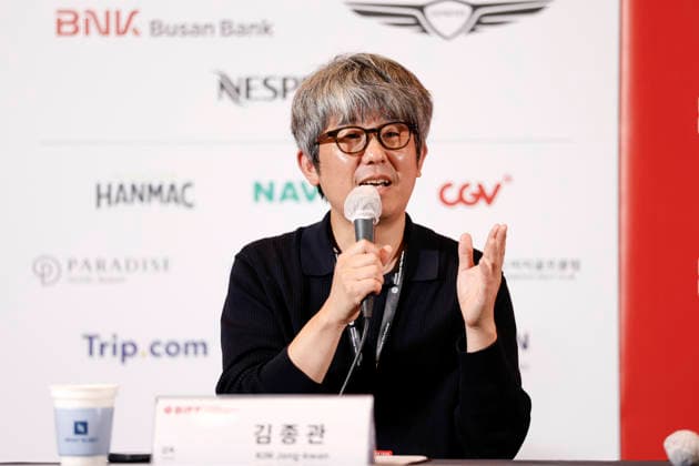 The Table: Day and Night cast at Busan International Film Festival South Korean film director Kim Jong-kwan speaks during a press conference for The Table: Day and Night, the opening film of the 31st Busan International Film Festival (BIFF), at the Busan Cinema Center in Busan, South Korea, on October 06, 2026. Busan South Korea  Copyright: xMatrixxImages JungxUi-Chelx