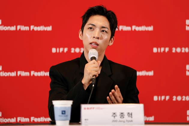 The Table: Day and Night cast at Busan International Film Festival South Korean actor Joo Jong-hyuk speaks during a press conference for The Table: Day and Night, the opening film of the 31st Busan International Film Festival (BIFF), at the Busan Cinema Center in Busan, South Korea, on October 06, 2026. Busan South Korea  Copyright: xMatrixxImages JungxUi-Chelx