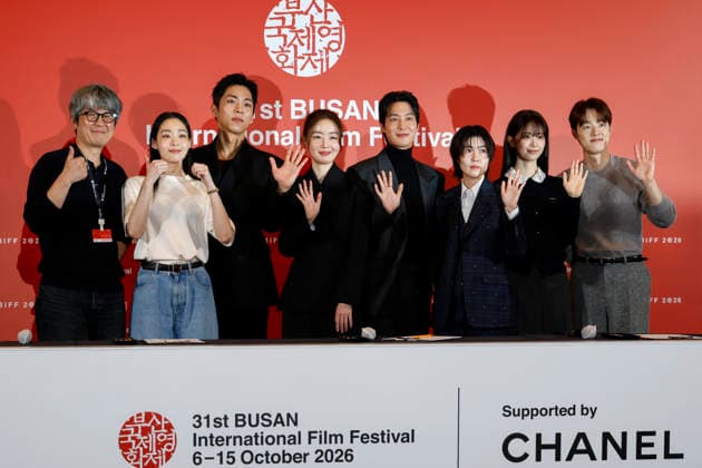 The Table: Day and Night cast at Busan International Film Festival (L-R) Director Kim Jong-kwan, actors Kim Min-ha, Joo Jong-hyuk, Han Sun-hwa, Chang Ryul, Shim Eun-kyung, Jeon So-young, and Kim Dong-hwi pose for photographs during a press conference for The Table: Day and Night, the opening film of the 31st Busan International Film Festival (BIFF), at the Busan Cinema Center in Busan, South Korea, on October 06, 2026. Busan South Korea  Copyright: xMatrixxImages JungxUi-Chelx