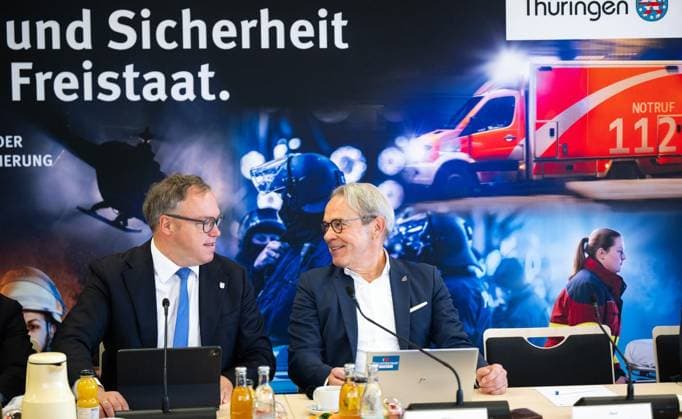 THÜRINGER LANDESREGIERUNG TRITT ERSTMALS ZUM SICHERHEITSKABINETT ZUSAMMEN ** NUR FÜR REDAKTIONELLE ZWECKE ** EDITORIAL USE ONLY **<p>06 10 2026-Erfurt: Die Thüringer Landesregierung kommt im Gefahrenabwehrzentrum Süd in Erfurt erstmals zu einem Sicherheitskabinett zusammen. Gemeinsam mit Vertretern der Sicherheitsbehörden und der Bundeswehr berät das Kabinett über den Schutz vor hybriden Bedrohungen, Cyberangriffen und Drohnen sowie über Krisenvorsorge und den Operationsplan Deutschland. Ministerpräsident Mario Voigt, Innenminister Georg Maier (im Foto) und Finanzministerin Katja Wolf informieren anschließend über die Ergebnisse. im Foto: Ministerpräsident Mario Voigt (CDU), Georg Maier (SPD), Thüringer Minister für Inneres Copyright: SaschaxFromm doc87ws5zdhf7oqnk0rkkn ,EDITORIAL USE ONLY