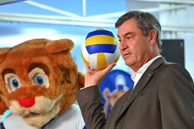 Markus SOEDER (Ministerpraesident Bayern und CSU Vorsitzender) wirft einen Ball . Markus SOEDER (Ministerpraesident Bayern und CSU Vorsitzender) besucht gemeinsam mit Gesundheitsministerin Judith Gerlach und Kultusministerin Anna Stolz am 06.10.2026 die Sport-Grundschule an der Margarethe-Danzi-Straße in Muenchen und informiert sich im Vorfeld des landesweiten Praeventionstages am 12. Oktober über erfolgreiche Praevention und Gesundheitsfoerderung im Schulalltag