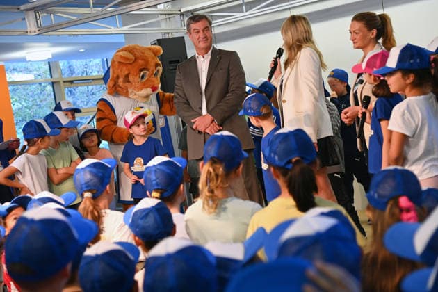 Markus SOEDER (Ministerpraesident Bayern und CSU Vorsitzender) besucht gemeinsam mit Gesundheitsministerin Judith Gerlach und Kultusministerin Anna Stolz am 06.10.2026 die Sport-Grundschule an der Margarethe-Danzi-Straße in Muenchen und informiert sich im Vorfeld des landesweiten Praeventionstages am 12. Oktober über erfolgreiche Praevention und Gesundheitsfoerderung im Schulalltag