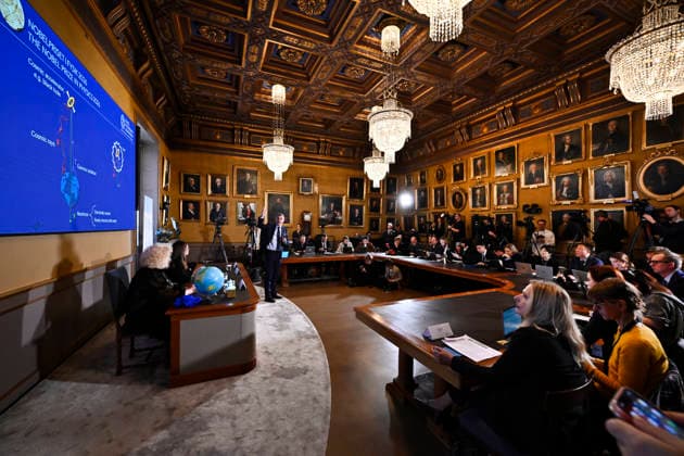 STOCKHOLM, SWEDEN, October 6, 2026 Mark Pearce, Chair of the Nobel Committee for Physics, speaks at the announcement that Francis Halzen has been awarded the 2026 Nobel Prize in Physics during a press conference at the Royal Swedish Academy of Sciences, STOCKHOLM, SWEDEN x10430x  Copyright: xChristinexOlsson TTx NOBELPRISET I FYSIK TILLKÄNNAGES HfOkXsHnFUM