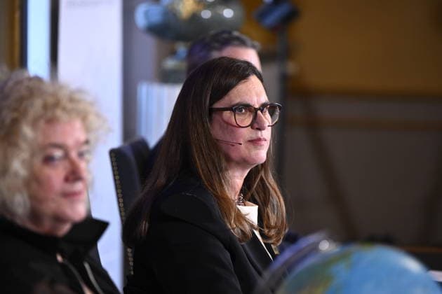 STOCKHOLM, SWEDEN, October 6, 2026 Ellen Moon, Permanent Secretary of the Royal Swedish Academy of Sciences, during the announcement that Francis Halzen was awarded the 2026 Nobel Prize in Physics at a press conference at the Royal Swedish Academy of Sciences in Stockholm, Sweden x10430x  Copyright: xChristinexOlsson TTx NOBELPRISET I FYSIK TILLKÄNNAGES as3zRpxbiFE
