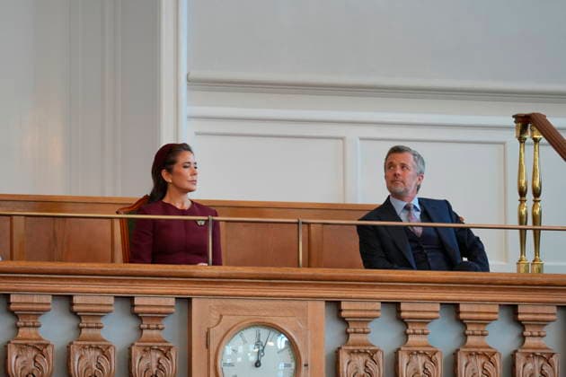 Folketingets aabning: Folketingssalen og statsministerens aabningstale Kong Frederik og dronning Mary ankommer til Folketingets aabning i Folketingssalen paa Christiansborg Slot i Koebenhavn, tirsdag den 6. oktober 2026. , Copenhagen Denmark Copyright: EmilxHelmsx spdk20261006-120436-L
