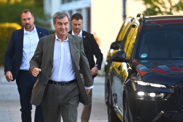 Ankunft Markus SOEDER (Ministerpraesident Bayern und CSU Vorsitzender). Markus SOEDER (Ministerpraesident Bayern und CSU Vorsitzender) besucht gemeinsam mit Gesundheitsministerin Judith Gerlach und Kultusministerin Anna Stolz am 06.10.2026 die Sport-Grundschule an der Margarethe-Danzi-Straße in Muenchen und informiert sich im Vorfeld des landesweiten Praeventionstages am 12. Oktober über erfolgreiche Praevention und Gesundheitsfoerderung im Schulalltag