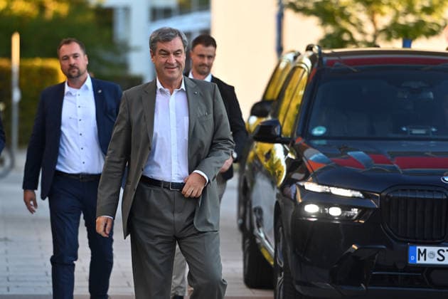 Ankunft Markus SOEDER (Ministerpraesident Bayern und CSU Vorsitzender). Markus SOEDER (Ministerpraesident Bayern und CSU Vorsitzender) besucht gemeinsam mit Gesundheitsministerin Judith Gerlach und Kultusministerin Anna Stolz am 06.10.2026 die Sport-Grundschule an der Margarethe-Danzi-Straße in Muenchen und informiert sich im Vorfeld des landesweiten Praeventionstages am 12. Oktober über erfolgreiche Praevention und Gesundheitsfoerderung im Schulalltag